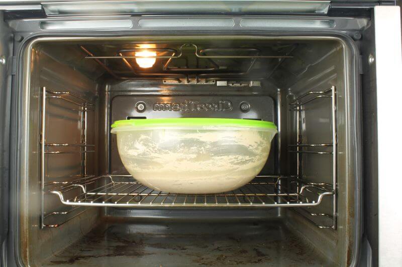 Bei 50 °C Ofen ausschalten und Teig gehen lassen