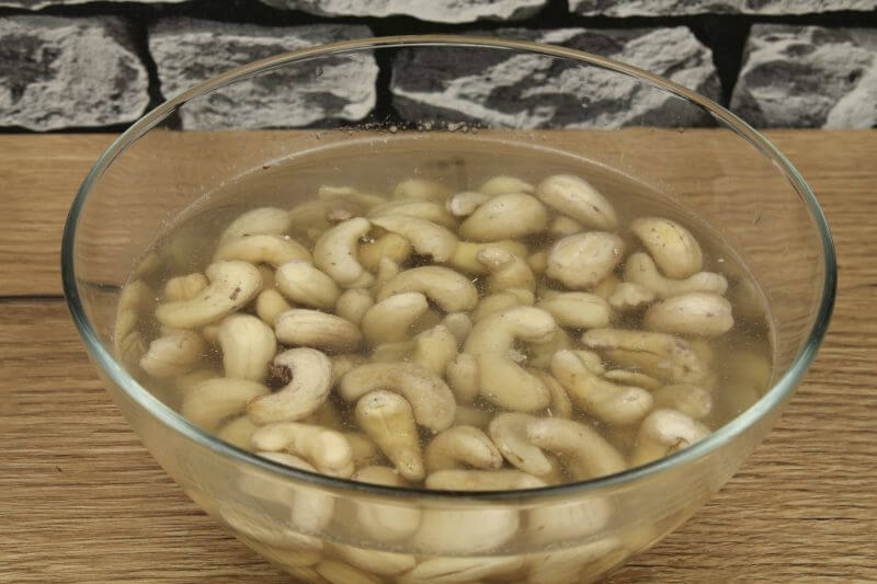 Cashews einweichen, minimum 3 St., besser über Nacht