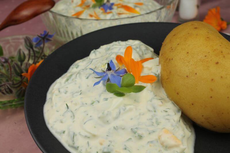 Portulak-Kräuter-Dip mit Pellkartoffeln