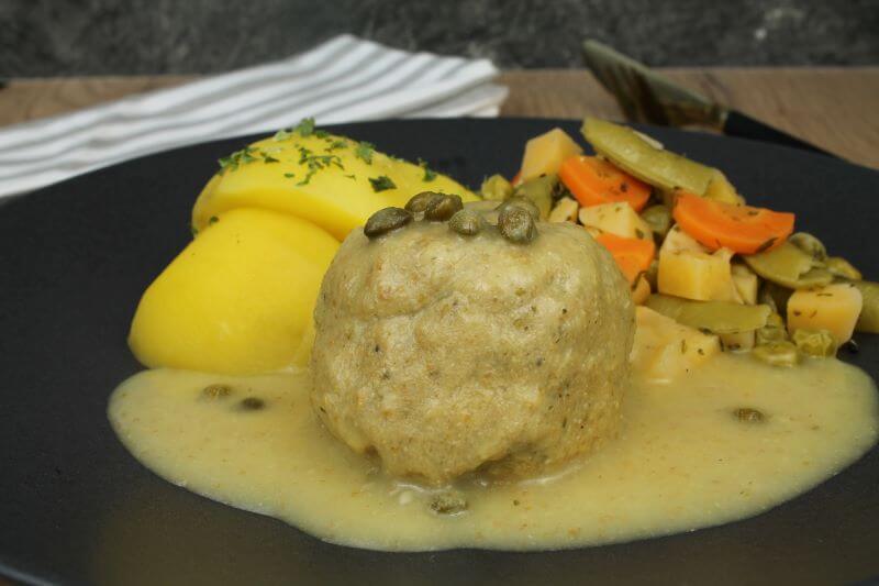 Fertige Königsberger Klopse mit Kartoffeln und Mischgemüse