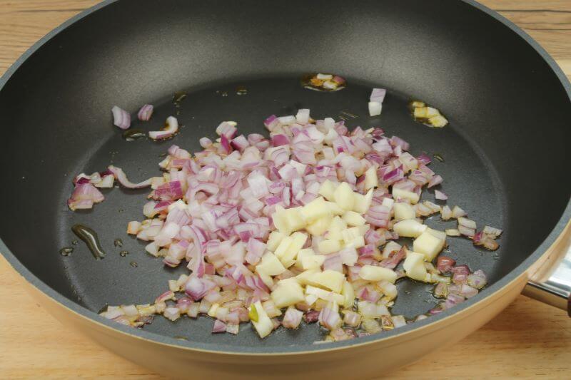 Zwiebel, Knobi in Öl glasig anschwitzen