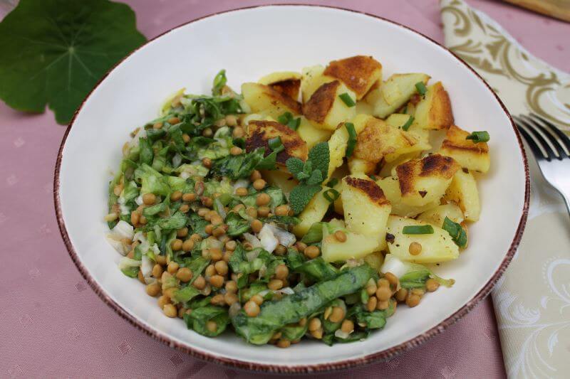 Bratkartoffeln an Endivie mit Linsen