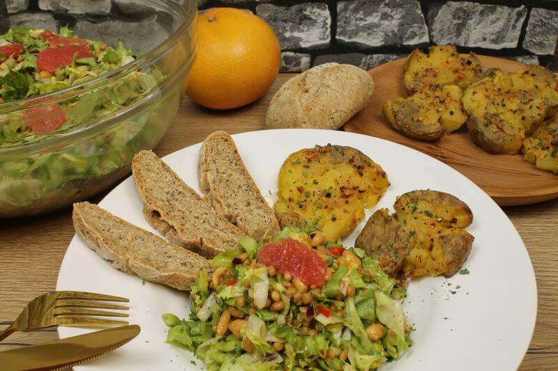 Mit Brot und Kartoffel anrichten