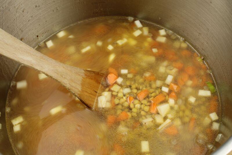 Mit Brühe ablöschen, Linsen dazu, kochen.