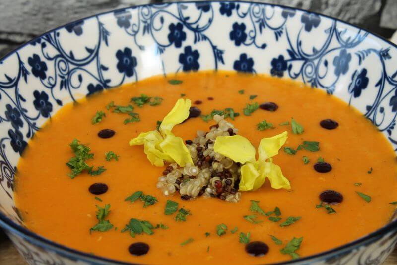 Anrichten mit Kürbiskernöl und gekochtem Quinoa