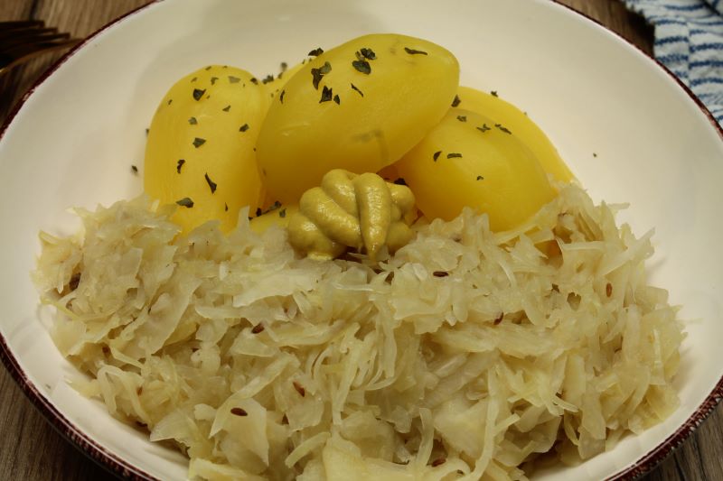 Fertiges Sauerkraut mit Kartoffeln und Senf